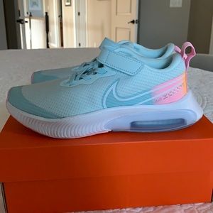 Nike Air Zoom Arcadia Girls Size 1.5